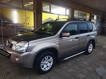 nisan juk: Nissan X-Trail model avtomobili. Açıq qəhvəyi rəngdə, dam relsləri ilə — 4