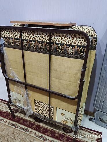 ütü stulu: Klassik üslubda ofis/iş masası + yığılan tək nəfərlik çarpayı + ütü — 3