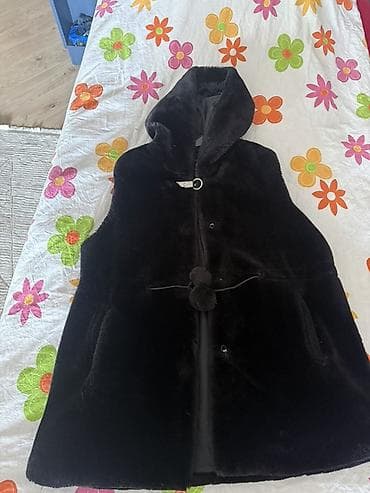 deri jilet: Qara süni kürk jilet - Rəng: dərin qara - Model: kapüşonlu, qol­suz — 2