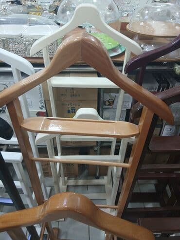 вешалка стойка для одежды напольная в икеа: Bu, paltarların səliqəli saxlanması üçün nəzərdə tutulmuş taxta — 13