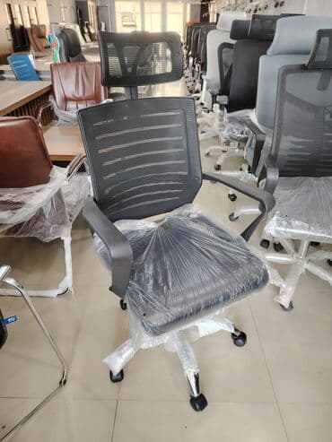 Fırlanan funksiyalı və əlavə baş dəstəyi olan qara ofis kreslosu