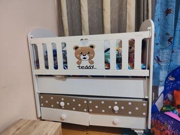 Oğlan və qız üçün, Dördbucaq, Beşik, Dəstsiz, Matras ilə, Yellənmə mexanizmsiz