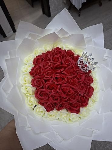 Саженцы деревьев: Qırmızı-ağ güllərdən buket - Tərkib: mərkəzdə sıx düzülmüş qırmızı — 3