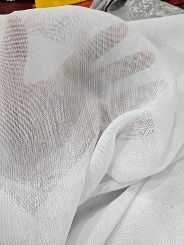 qeşeng şekiller: Qəşəng pərdələr otağa zəriflik qatır. Ağ tül pərdələr işığı yumşaq — 11