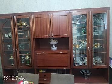 Klassik üslublu iri qonaq otağı vitrini/bufet dəsti. - Material