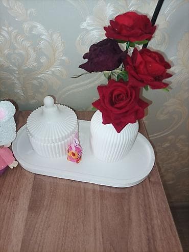 Kiçik dekorativ əşyaları, məsələn, şamlar, vazalar, zərgərlik əşyaları — 8