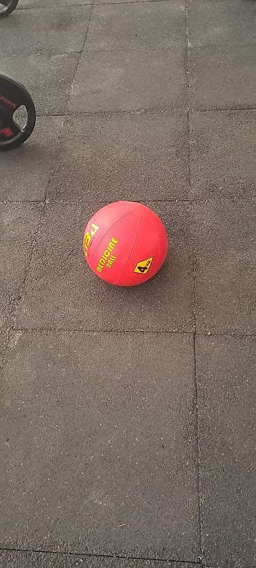 Toplar: Məhsul: Medicine Ball – 4 kq Təsvir: - Qırmızı rəngli, 4 kq çəkidə — 1