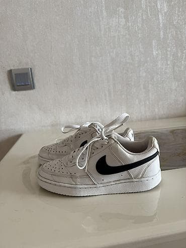 krasovka kişi: Nike ağ rəngli idman ayaqqabısı - Klassik dizayn: ağ dəri üstlük — 2