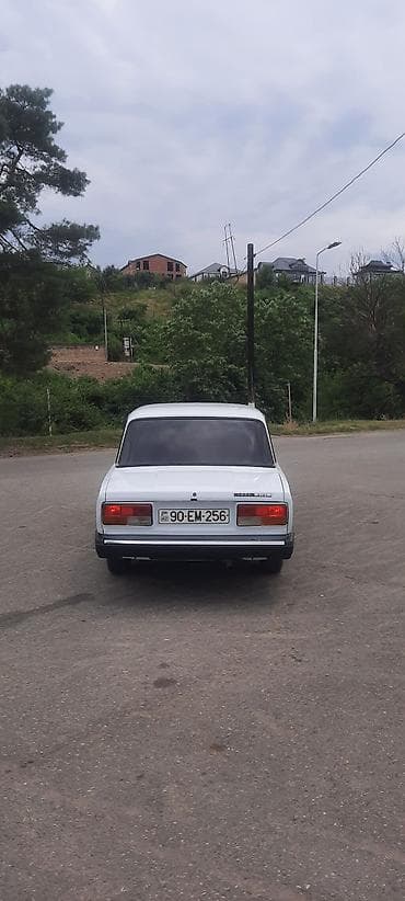 eylec: LADA 2107, ağ rəng, sedandır. Klassik dizaynlı kuzov, xrom ön — 2