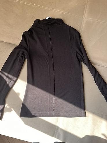 Svitşotlar: Qara rəngli uzunqol bluz/kofta - Model: sadə və minimal dizayn, ön — 1