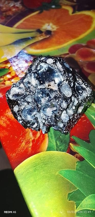 Tavan: METEOR DAŞI QARA Qara şüşəvari teksturaya malik dekorativ mineral/daş — 3