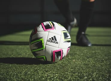 Adidas Uniforia futbol topu – Match Ball Replica Club versiyası -