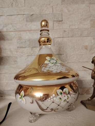 Ağ rəngli şüşədən hazırlanmış, qızılı rəngli detallarla və çiçək