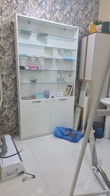 Другое оборудование для магазинов: Стеклянная витрина-шкаф — 1