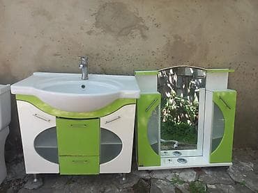 şuşə dolab: Hamam dəsti – lavabo şkafı, güzgülü üst dolab, duş kabinası və unitaz — 2