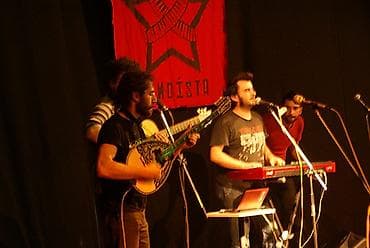 Gitaristəm, bəzi avadanlıqların var, 2 ədəd elektron gitara, amfi