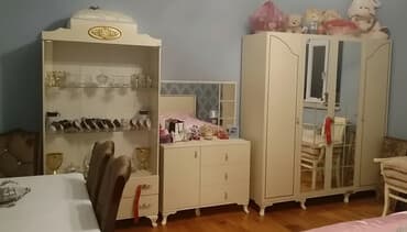 Yataq otağı və qonaq otağı üçün mebel dəsti Komplektin tərkibi: - 4