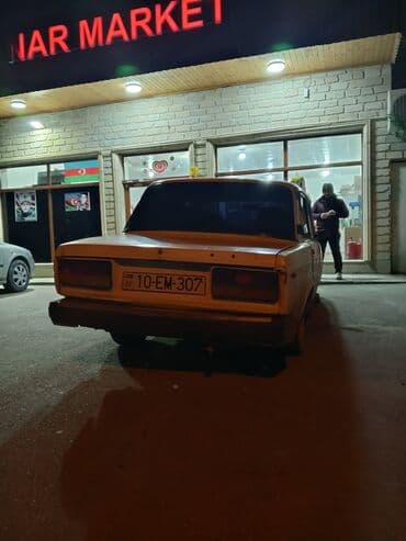 VAZ 2107, ağ rəng, sedan kuzov. Klassik dizaynlı ön barmaqlıq və