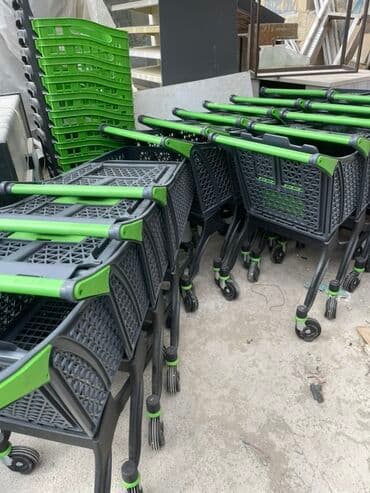 həsir səbət: Alış-veriş səbətləri tünd boz rəngdə və yaşıl tutacaqlara malikdir — 1