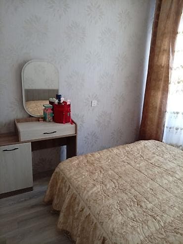 8 mikrorayon satilan evler: 3 otağ duplex mənzil aşağıda işıqlı qonaq otağı, yataq otağı, ayrıca — 3