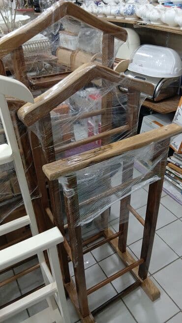 paltar aslan: Bu, paltarların səliqəli saxlanması üçün nəzərdə tutulmuş taxta — 9