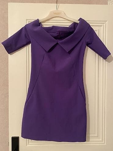 Bənövşəyi rəngdə qısa, yarımqol qadın paltarı. Ön hissə sadə və