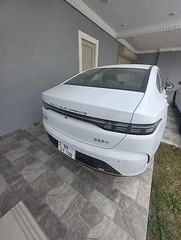BYD Qin Plus DM-i sedan, ağ rəng. - Geniş, aerodinamik kuzov, ön — 2