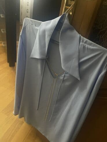 klassik koynekler: Zərif qadın bluzası - Rəng: açıq mavi - Parça: ipək effektli, yüngül — 2