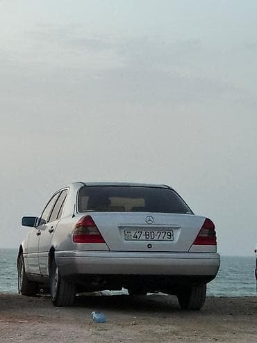 bmw e30 m3: Mercedes-Benz markalı avtomobil təqdim olunur. Gümüşü rəngdə — 1