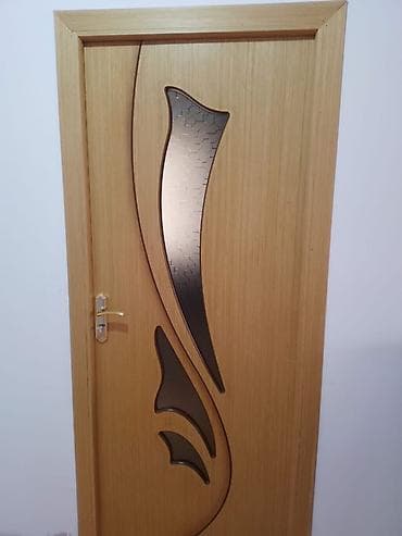 diz yağı: İç qapı – dekorativ şüşəli, ağac teksturalı - Material: ağac — 1
