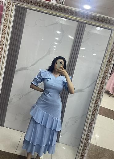 Mavi rəngdə zərif qadın donu - Stil: Retro-feminen siluet, beldən