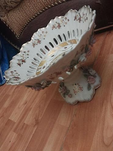 Porcelan ayaqlı meyvə qabı / Meyvə qabi istifade olunmayıb. Unvan