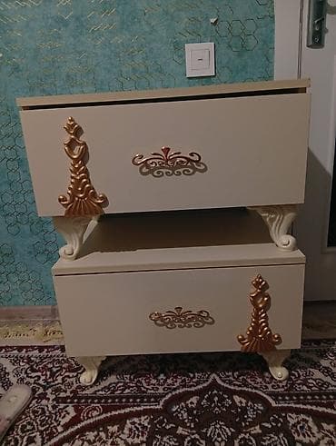 - Klassik üslubda 2 ədəd tumbə - Rəng: krem (bej) tonlarında, qızılı