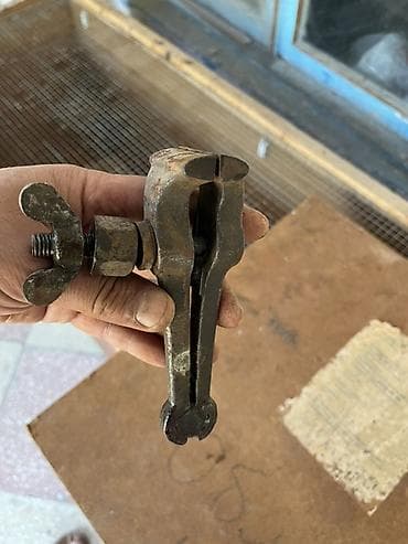 Тиски: Məhsul: Köhnə tip metal sıxac – vintli kənəf/çənə mexanizmi Təsvir: - — 2
