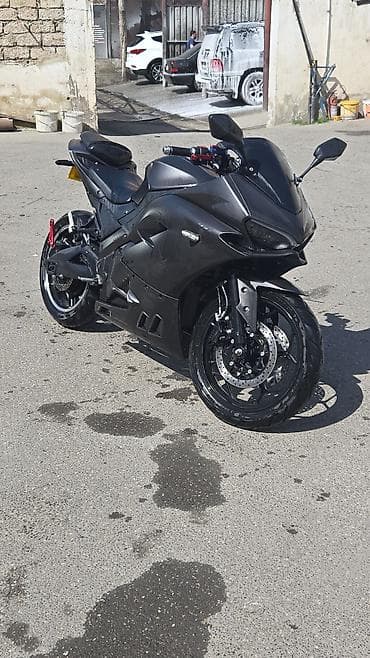 statır: Sport tipli yol motosikleti – qara/boz rəngdə, aqressiv aerodinamik — 2