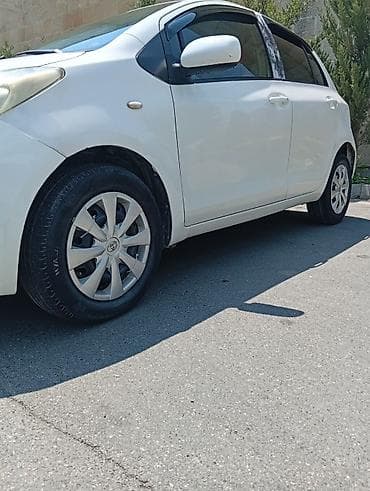 avto 444: Toyota Yaris hatchback (ağ rəng). Şəhər içi üçün sərfəli və rahat — 2