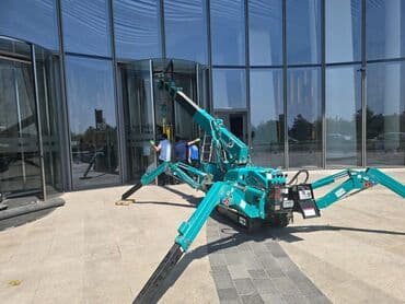 Şəkillərdə görünən mini hörümçək kranı, məhdud əraziyə sahib tikinti