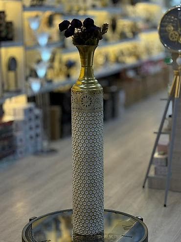 Vazalar: Bir vaza, Metal — 3