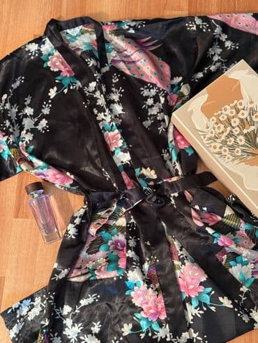 атласные сорочки ночные: Zərif çiçək naxışlı satən kimono xalat - Rəng: qara əsas üzərində — 1