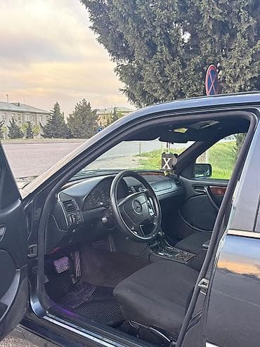 c 200 mercedes: Mercedes-Benz 220: 2.2 l | 1998 il Sedan — 10