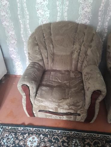 Divan kreslo satılır vəziyyəti qənaətbəxşdir. Bir divan iki kreslo — 2