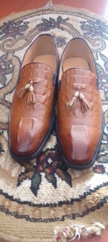 черные мужские мокасины: Kişilər üçün klassik loaferlər. Ayaqqabılar açıq qəhvəyi rəngdədir və — 1