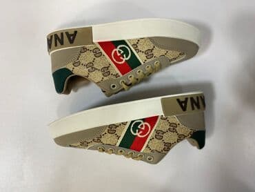 beqa üçün qadın krossovkaları: Bej rəng palitrasında şık kişi/kadın krossovkası. Üzərində monoqram — 6