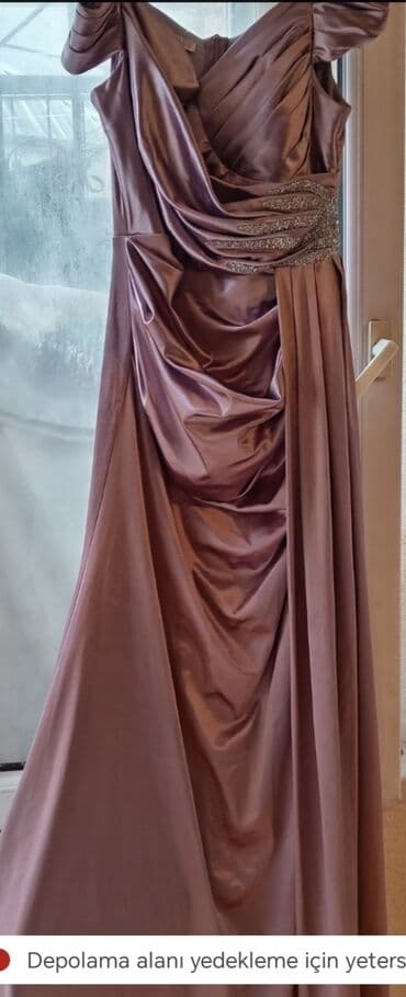 atlas donlar: Zərif ziyafət/libas – atlas parça, tünd lavanda/bənövşəyi tonunda. - — 2