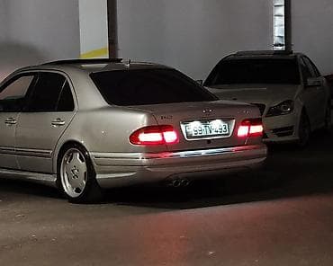 Mercedes-Benz E 430: 4.3 l | 2001 il Sedan — 2