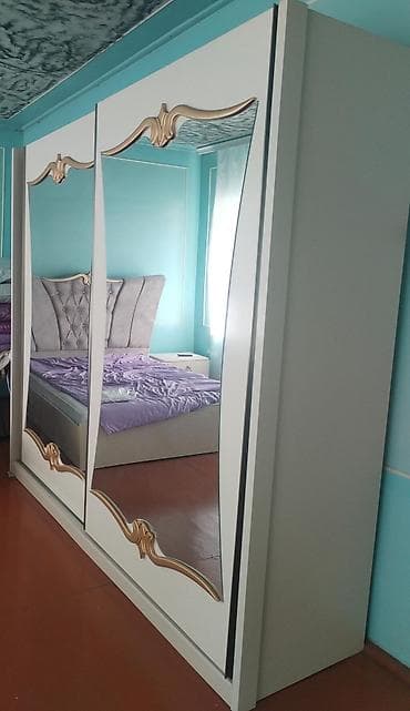 ev saati modelleri: Geniş güzgülü sürgülü şkaf - Üç bölməli, sürgülü qapılar - Qapıların — 2