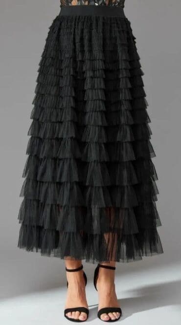 Qara rəngdə, çoxqatlı tül ətək. Zərif və dəbli görünüşü ilə xüsusi