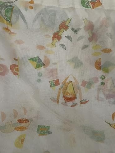 Fiqurlar: Tül pərdə – nazik, işıqkeçirən materialdan. Ağ fon üzərində rəngarəng — 1