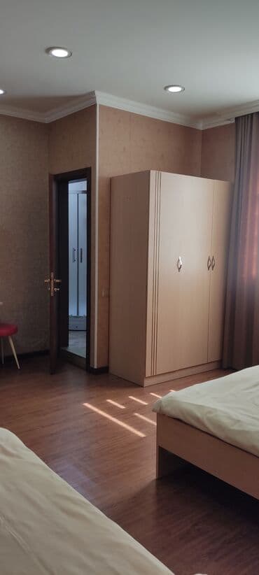 otaq arakesmeleri: Xüsusiyyətlər: İnşaatçılar metro stansiyasına 6 dəqiqəlik yürüş — 7