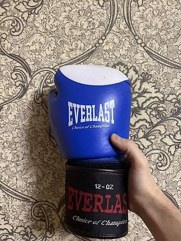 Everlast boks əlcəkləri – 12 oz - Rəng: mavi/ağ - Üzərində “EVERLAST — 4